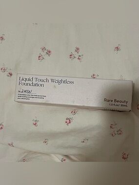NWT Rare Beauty Liquid Touch Weightless Foundation 240W